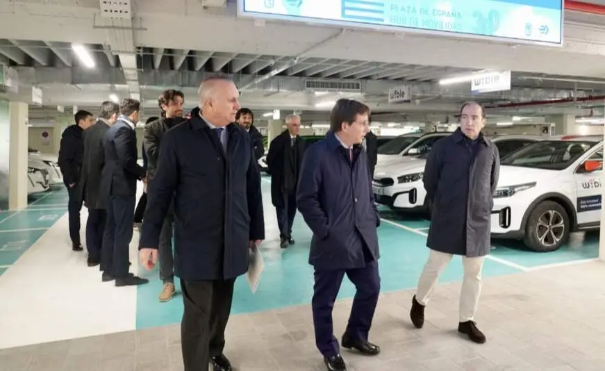 El alcalde de Madrid, José Luis Martínez-Almeida, durante su visita al nuevo hub de movilidad sostenible Plaza de España 360 - Foto Ayuntamiento de Madrid