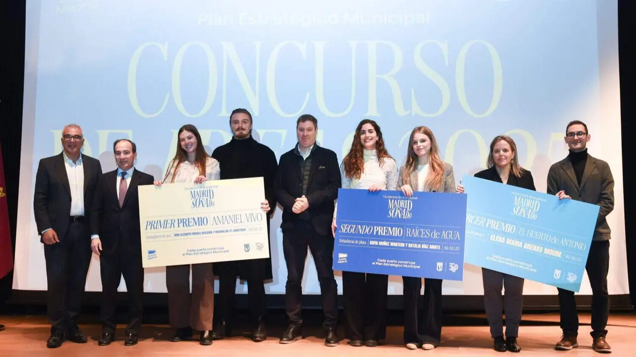 Carabante, junto con los premiados Sueña Madrid 2025 - Foto Ayuntamiento de Madrid