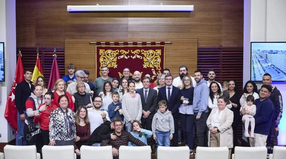 Acto de entrega de llaves a los adjudicatarios de 90 pisos en Cañaveral 6 - Foto Ayuntamiento de Madrid