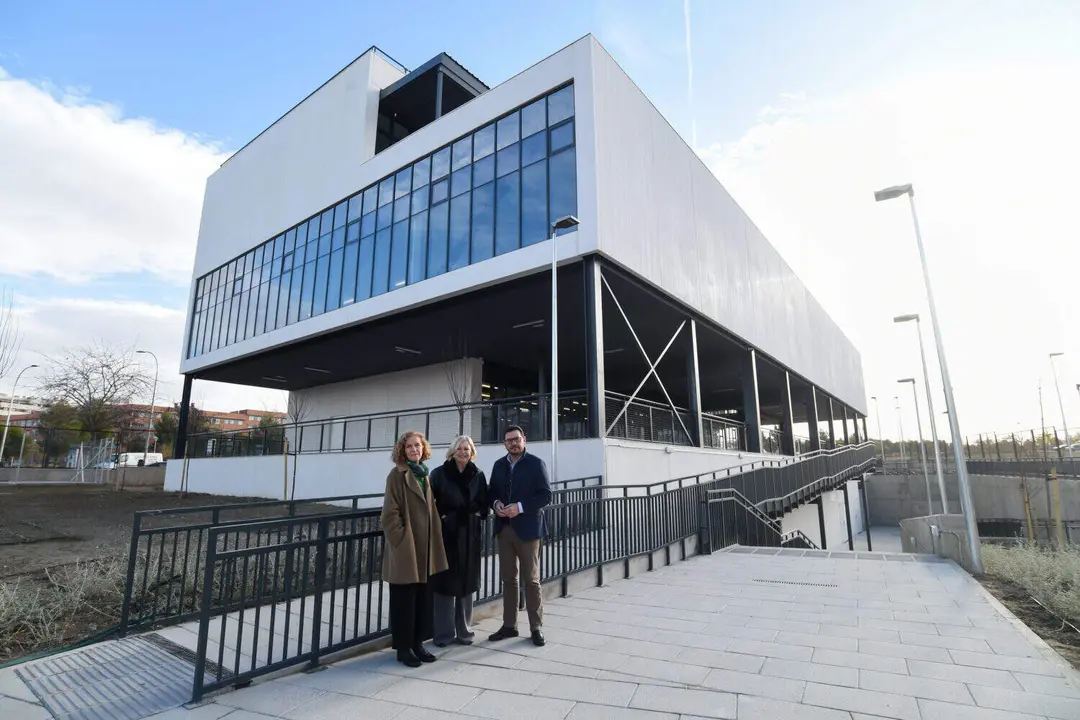García Romero visita el nuevo centro cultural con biblioteca del Ensanche de Vallecas
