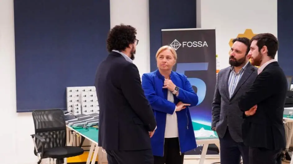 La vicealcaldesa, Inma Sanz, acompañada del concejal delegado de Innovación y Emprendimiento, Ángel Niño, visita la sede de Fossa Systems - Foto Comunidad de Madrid