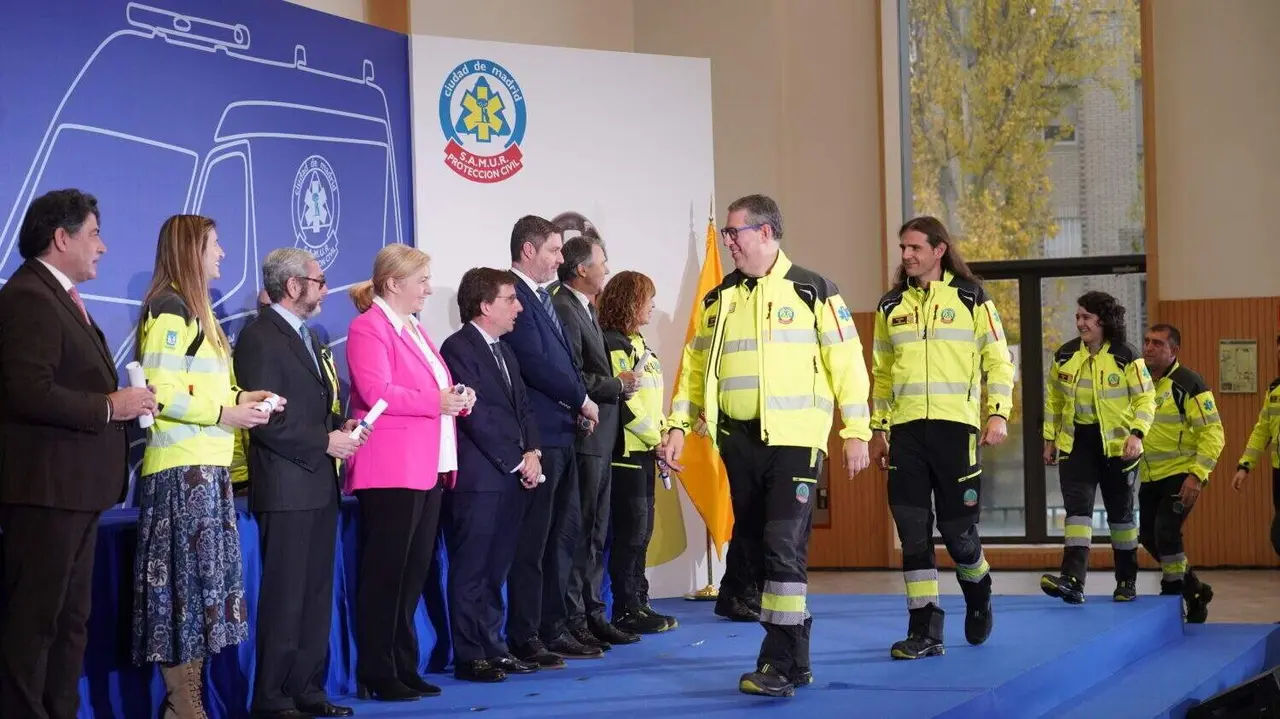 El alcalde, José Luis Martínez-Almeida, la vicealcaldesa, Inma Sanz, y el concejal de Latina, Alberto González, durante el acto de toma de posesión de los 101 nuevos técnicos de SAMUR-Protección Civil