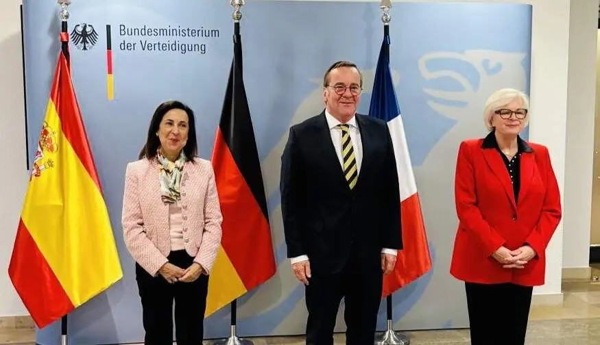 La ministra española de Defensa, Margarita Robles (izquierda), junto a sus homólogos de Alemania (centro) y Francia (derecha) | Foto del Ministerio español de Defensa