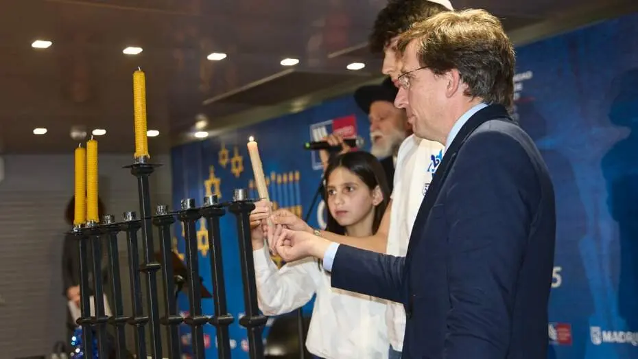 Almeida, durante la celebraci&oacute;n de la Januc&aacute; - Foto Ayuntamiento de Madrid
