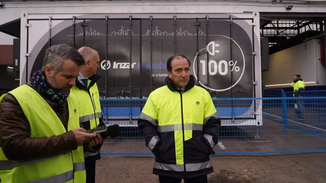 Borja Carabante, en la visita al Centro de Operaciones de la EMT en Fuencarral - Foto Ayuntamiento de Madrid