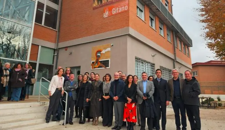 La consejera D&aacute;vila visita la exposici&oacute;n itinerante organizada por la Fundaci&oacute;n Secretariado Gitano - Foto Comunidad de Madrid