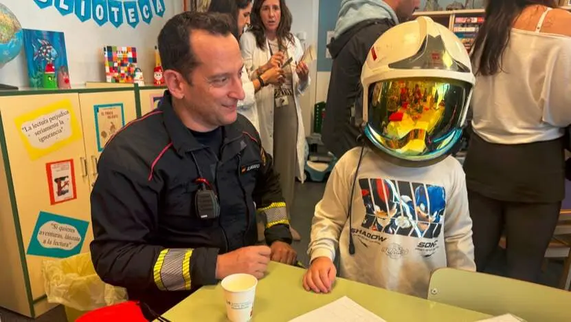 Los bomberos de la Comunidad de Madrid visitan  a los ni&ntilde;os ingresados en hospitales p&uacute;blicos de la regi&oacute;n - Foto Comunidad de Madrid