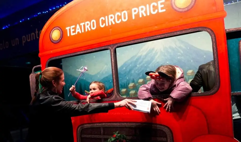 La consejera D&aacute;vila ha acompa&ntilde;ado a ni&ntilde;os y educadores en el 
espect&aacute;culo infantil Sue&ntilde;a Despierto, en el Teatro Circo Price - Foto Comunidad de Madrid