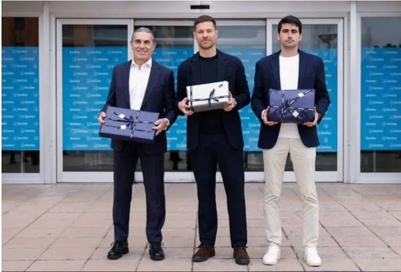 Sergio Scariolo, Xabi Alonso y Pau Quesada, en el Hospital Universitario Sanitas La Moraleja | Foto de Sanitas