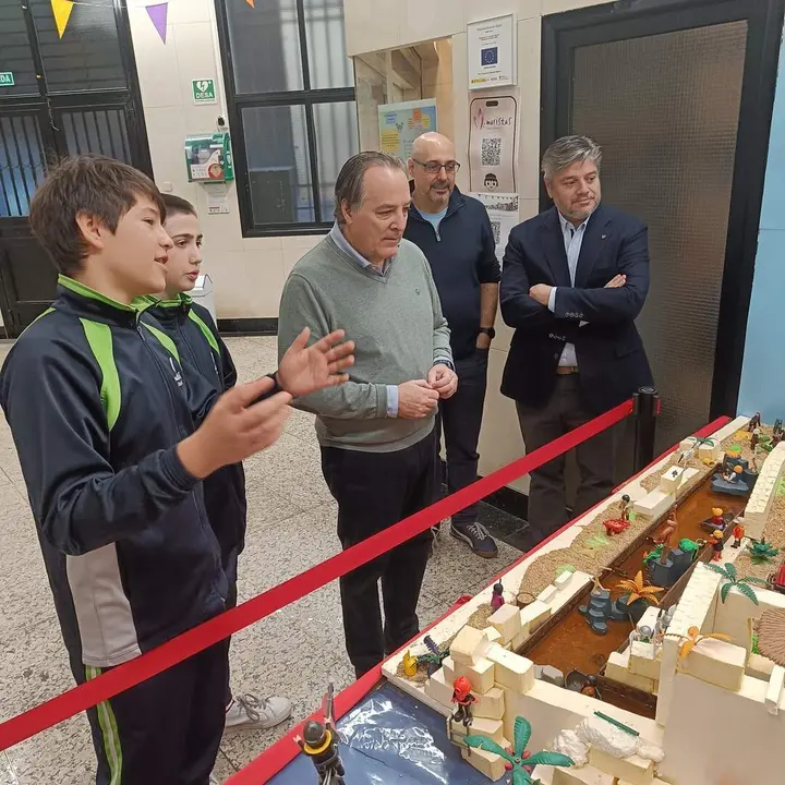 El concejal de Chamber&iacute; visita el bel&eacute;n del Colegio Maristas