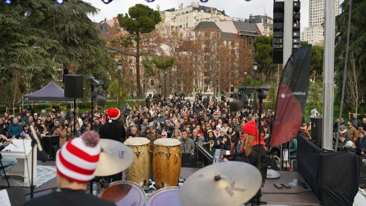 Junior Big Band llena de ritmo navide&ntilde;o los jardines de Sabatini