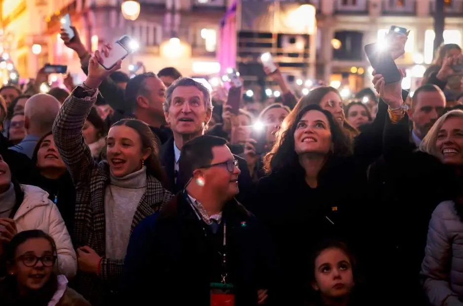 Isabel D&iacute;az Ayuso, durante la actuaci&oacute;n de Hakuna Group Music en Sol - Foto Comunidad de Madrid