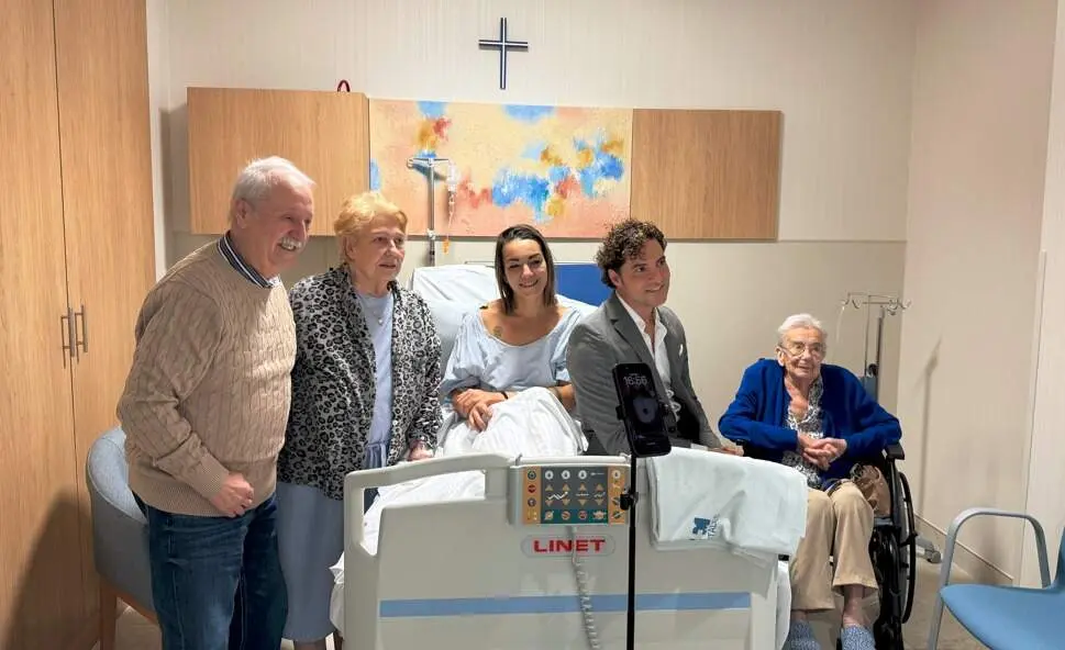 David Bisbal sentado junto a pacientes del Hospital Universitario HM Madrid R&iacute;o - Foto de HM Hospitales