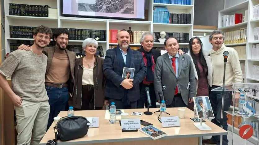 De izquierda a derecha, Antonio Hern&aacute;ndez 
Fimia; Daniel Miguela&ntilde;ez; Adelaida Porras- 
Medrano; Basilio Rodr&iacute;guez Ca&ntilde;ada ; Francisco 
Guti&eacute;rrez Carbajo; el profesor Juan Manuel 
Riesgo; Alma Vidal y &Aacute;ngel Solo - Foto Jos&eacute; Bell&oacute; Aliaga