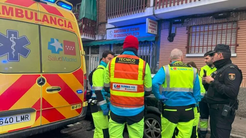 Sanitarios y polic&iacute;as en el lugar del suceso - Foto de Emergencias de la Comunidad de Madrid