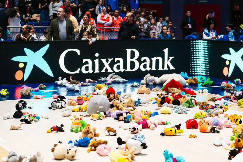 &lsquo;Lluvia Solidaria de Peluches&rsquo; campa&ntilde;a pasada - Movistar Estudiantes (Flickr)