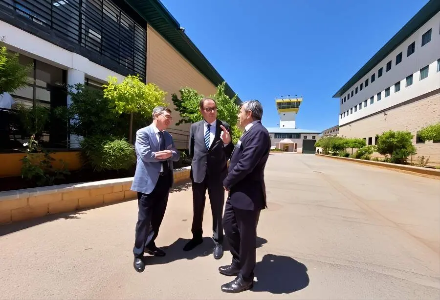 El secretario general de Instituciones Penitenciarias, &Aacute;ngel Luis Ortiz Gonz&aacute;lez (en el centro), en el patio de la c&aacute;rcel de Albolote (Granada)