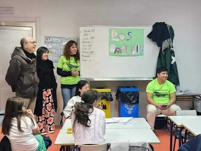 Fern&aacute;ndez interact&uacute;a con los ni&ntilde;os durante su visita el CEIP Ortega y Gasset, uno de los centros en los que se desarrollan los campamentos municipales de Navidad