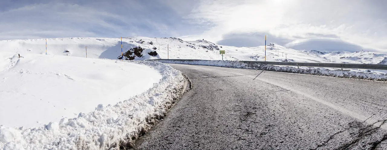 Imagen de archivo de una carretera con nieve en Sierra Nevada | Foto de 123rf/javiindy