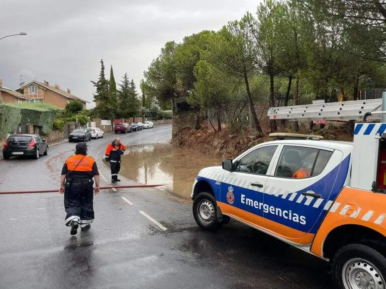 Protecci&oacute;n Civil Galapagar atendiendo avisos de emergencia durante la DANA