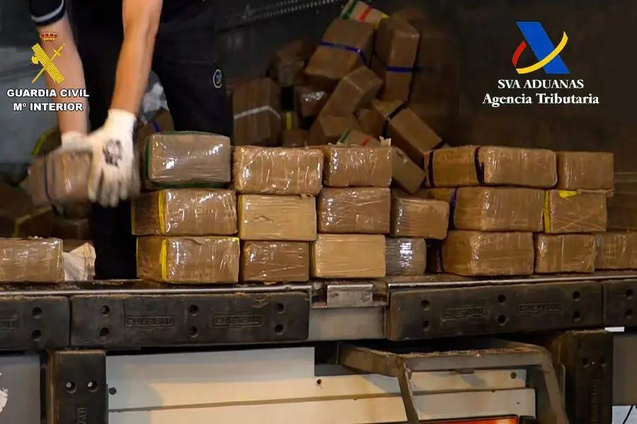 Hach&iacute;s descubierto en julio pasado en el semirremolque de un cami&oacute;n en el Puerto de Motril (C&aacute;diz) | Foto de la Guardia Civil