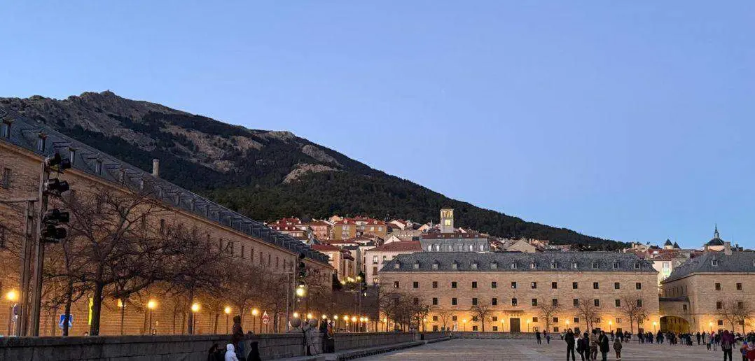 iluminaci&oacute;n nocturna plaza San Lorenzo de El Escorial - Foto del Ayuntamiento de San Lorenzo de El Escorial