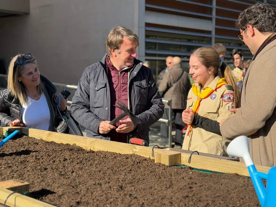Trabajo scout en el Huerto urbano Centro Municipal de Mayores Antonio Somalo - Foto de la revista municipal 360y5 del Ayto de Tres Cantos