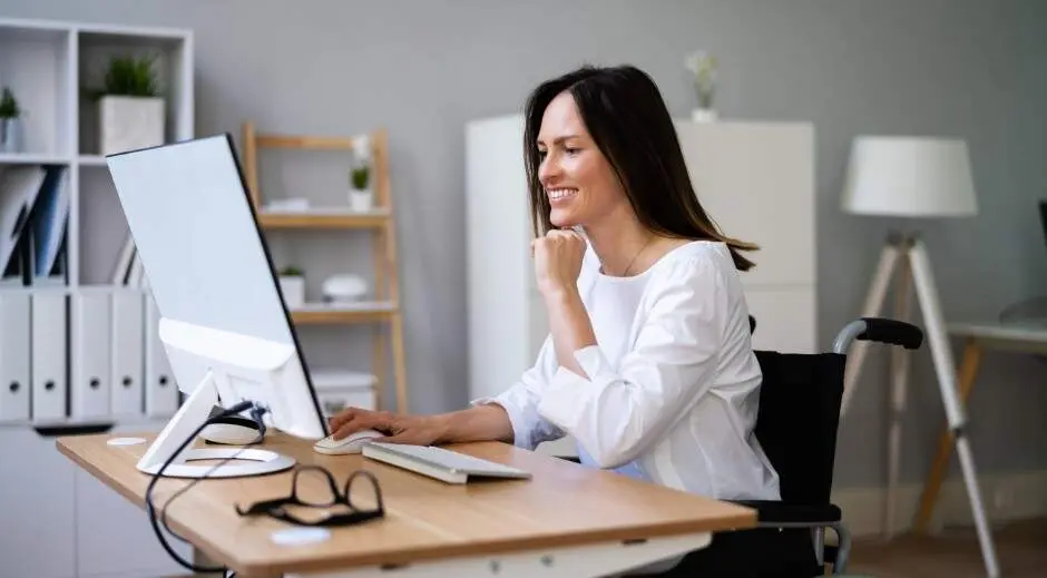 Mujer en silla de ruedas trabajando en un ordenador