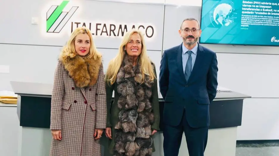 La consejera de Econom&iacute;a, Hacienda y Empleo, en los  laboratorios de Italfarmaco en Alcobendas - Foto Comunidad de Madrid