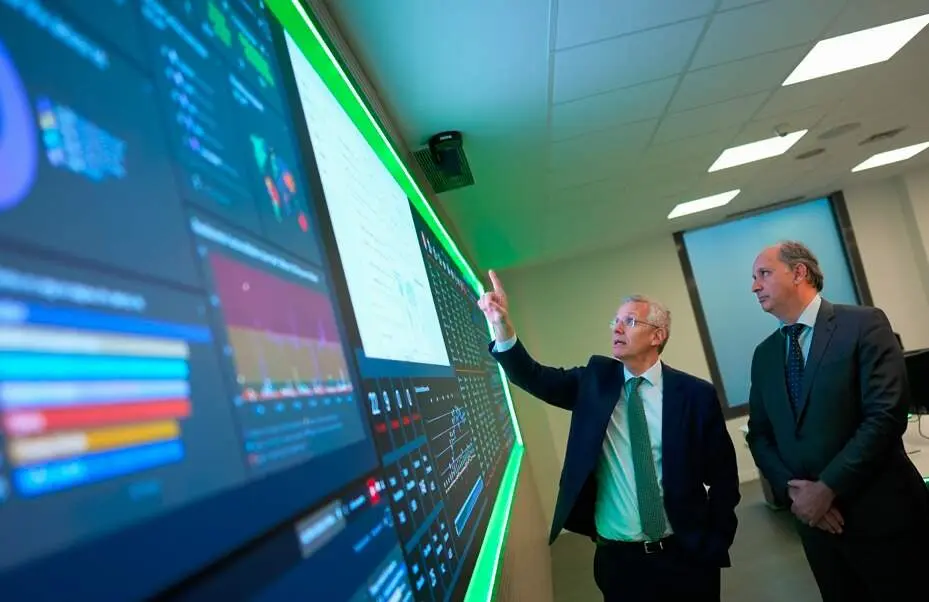 El consejero L&oacute;pez-Valverde, en el nuevo Centro de  Control de Infraestructuras Cr&iacute;ticas (CCIC) - Foto Comunidad de Madrid