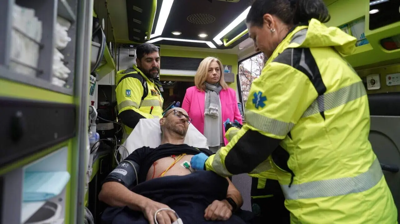 La vicealcaldesa, Inma Sanz, visita el interior de una ambulancia para conocer los ec&oacute;grafos con los que ya cuentan los veh&iacute;culos de SAMUR-PC