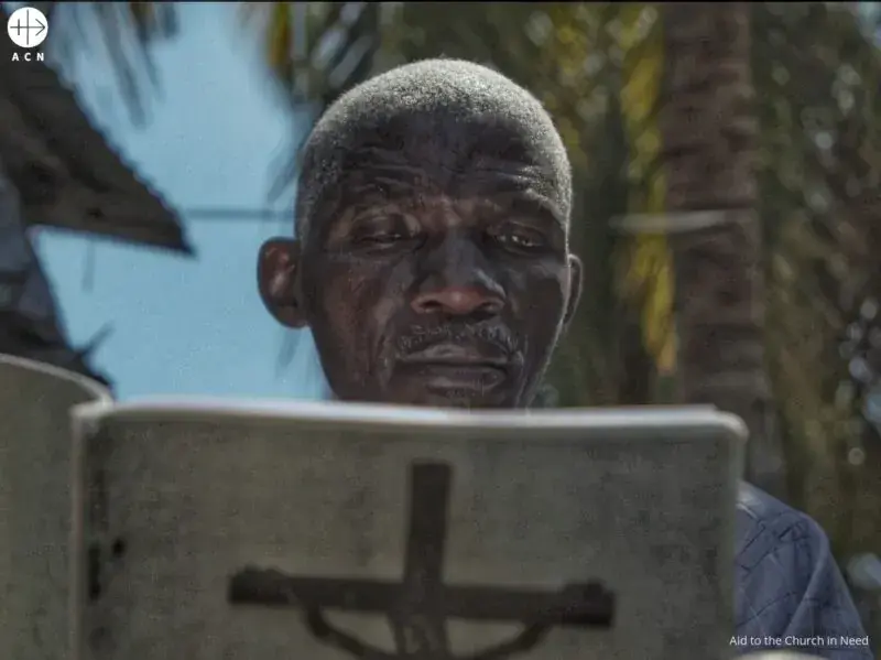 Un cristiano de la di&oacute;cesis de Pemba, en el norte de Mozambique, leyendo una Biblia
- Foto de Ayuda a la Iglesia Necesitada AIN