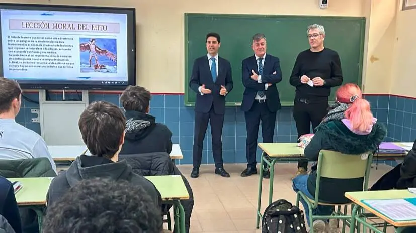 El consejero de Educaci&oacute;n, Ciencia y Universidades, en el  instituto p&uacute;blico Marcela Ulloa - Foto Comunidad de Madrid