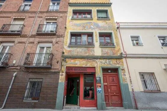 Imagen de archivo: fachada del edificio del Teatro El Montacargas que pint&oacute; el artista Miguel Brayda (distrito de Latina)