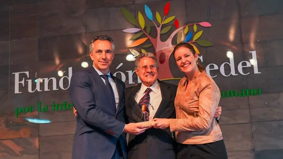 Los consejeros Novillo y D&aacute;vila recogen este galard&oacute;n solidario otorgado por  la Fundaci&oacute;n Cedel - Foto Comunidad de Madrid