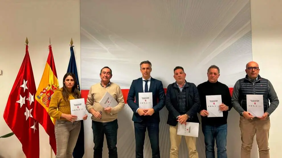 El consejero Novillo, con los representantes de ASAJA Madrid, UGAMA, AGIM-COAG, UPA Madrid y UCAM - Foto Comunidad de Madrid