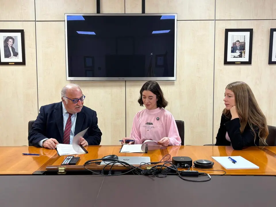 La DGT estrena &ldquo;28027 Comparte coche&rdquo;, un piloto para mejorar la seguridad y la movilidad - Foto del Ministerio del Interior de la firma del acuerdo