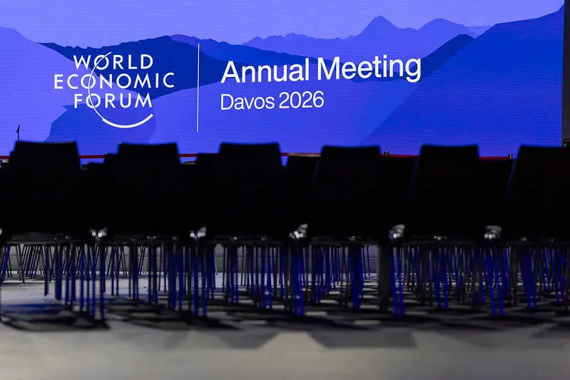 Numerosas sillas ocupan una sala en la que se celebrar&aacute; el Foro Econ&oacute;mico Mundial entre el 19 y el 23 de enero en Davos (Suiza) | Foto de World Economic Forum / Benedikt von Loebell