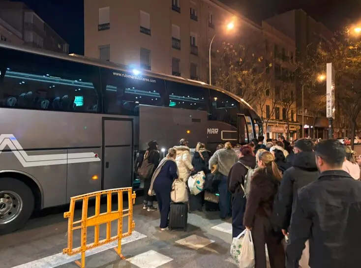 Viajeros, afectados trenes accidentados, subiendo a uno de los autobuses - Foto Servimedia