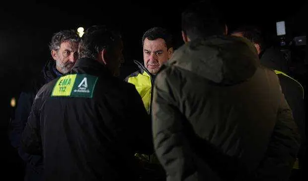 Juanma Moreno visita la 'zona cero' del accidente de Adamuz - Foto Junta de Andaluc&iacute;a