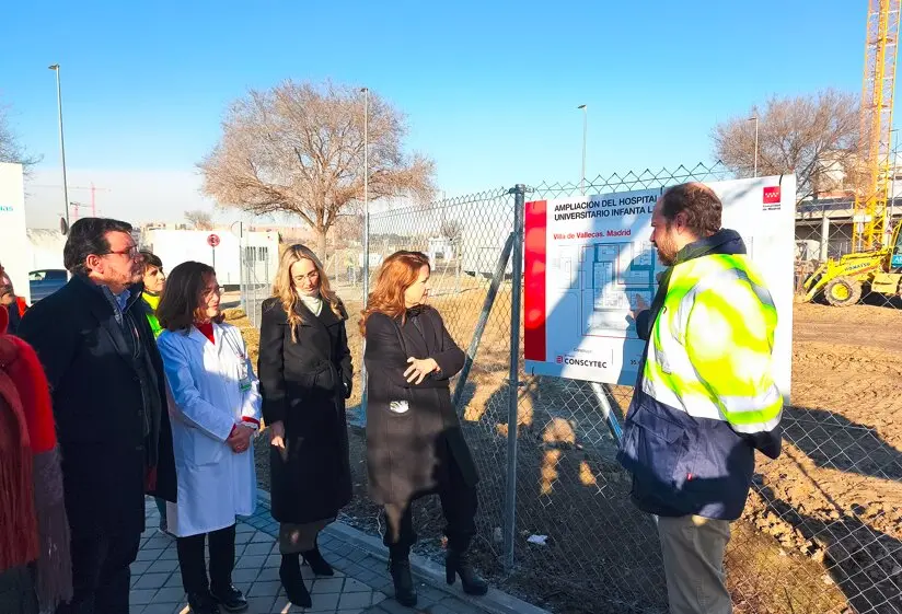 F&aacute;tima Matute, durante su visita a las obras de  ampliaci&oacute;n del Hospital p&uacute;blico Infanta Leonor - Foto Comunidad de Madrid