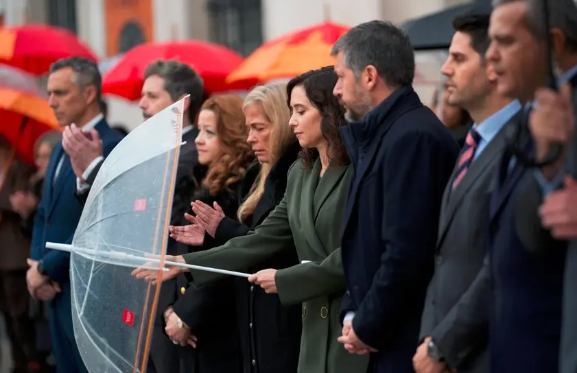 Minuto de silencio en la Puerta del Sol tras los accidentes ferroviarios - Foto Comunidad de Madrid