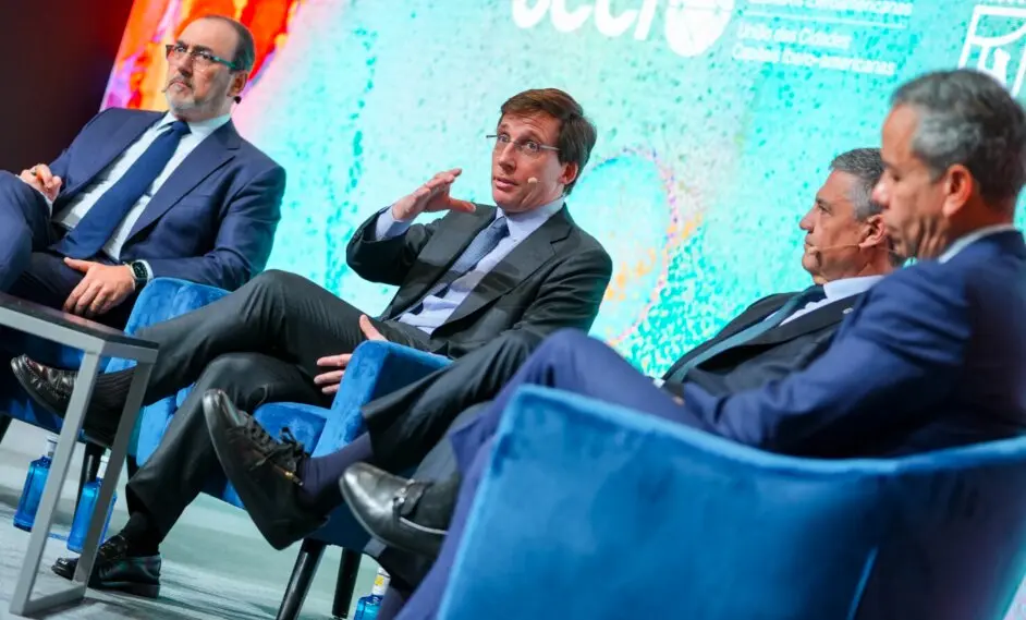 Almeida en la mesa de &lsquo;Turismo, ciudades y desarrollo. Di&aacute;logo entre l&iacute;deres iberoamericanos&rsquo; en FITUR 2026 - Foto Ayuntamiento de Madrid