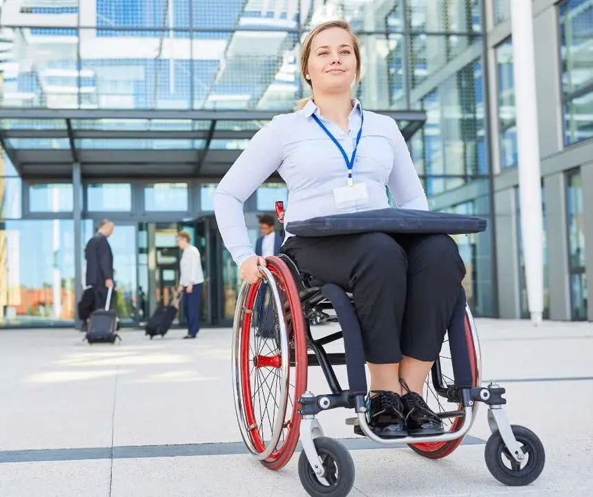 Mujer joven en silla de ruedas