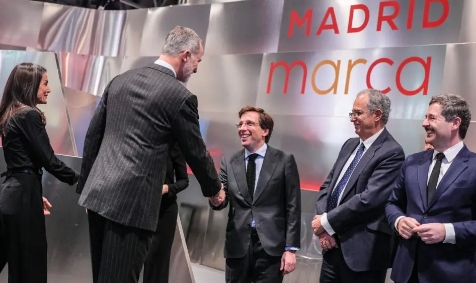 Almeida recibe a los Reyes en el estand de Madrid en FITUR 2026 - Foto Comunidad de Madrid