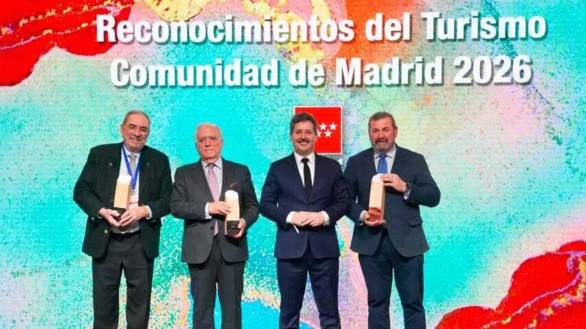 El consejero De Paco Serrano, encargado de entregar las  distinciones a mejor destino, experiencia tur&iacute;stica y trayectoria - Foto Comunidad de Madrid
