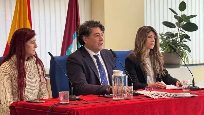 El concejal de Hortaleza, David P&eacute;rez, da la bienvenida al centenar de nuevos socios de los siete centros municipales de mayores del distrito - Foto Ayuntamiento de Madrid