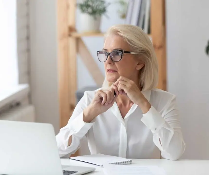Mujer s&eacute;nior trabajando