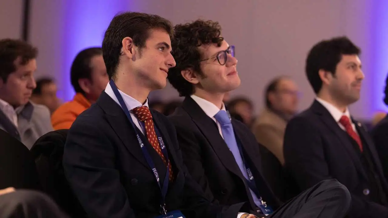 Miguel &Aacute;ngel Alonso Cancino, presidente de la Asociaci&oacute;n Libertaria Austriaca y premio Voz Libertaria Joven 2025, y a su izquierda Alfonso Mu&ntilde;oz Ruiz, viepresidente de la Asociaci&oacute;n Libertaria Austriaca