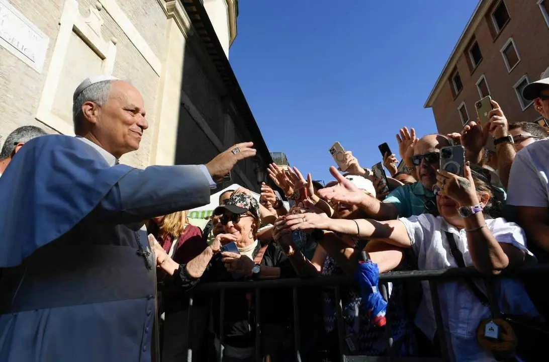 Le&oacute;n XIV saludando a fieles en Roma - Foto de News Vatican